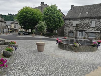 Fontaine publique Saint-Martin-Valmeroux